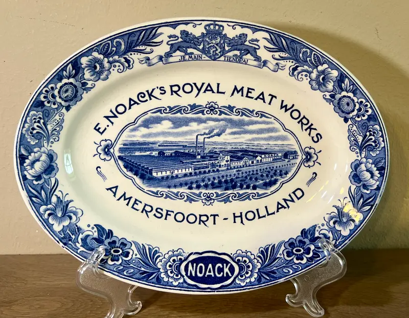 Advertentieschaal / Schaal - ovaal model - Société Céramique Maestricht - blauw-wit décor met opschrift 'E. Noack's Royal Meat Works Amersfoort Holland'