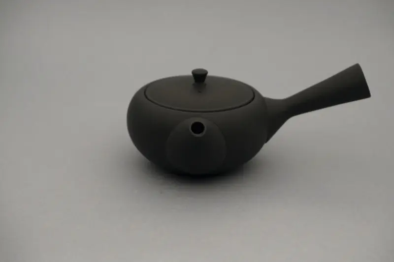 Azmaya flat black Tokoname ware yokote kyusu teapot of 300 ml made by Takasuke Toen in Aichi
