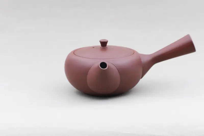 Azmaya flat red Tokoname ware yokote kyusu teapot of 300 ml made by Takasuke Toen in Aichi