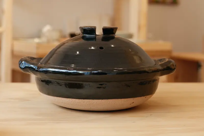 Azmaya Igayaki 24 cm hotei donabe clay pot with a black glaze made at the Kōbō kiln in Mie