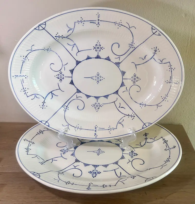 Bord / Schaal - ovaal, plat, model - Boch - décor COPENHAGUE uitgevoerd in blauw (maat 4)