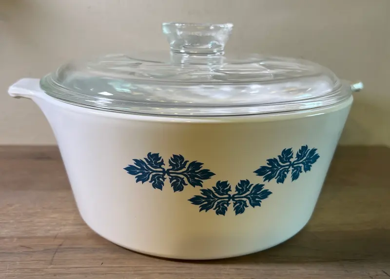 Dekschaal / Ovenschaal - Pyroflam Electro - rond model met glazen deksel en décor van blauwe bladeren/korenbloemen