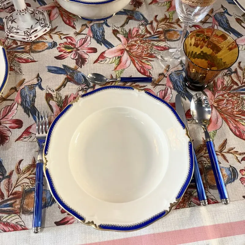Eggy afneembaar tafelkleed blauwe vogels met lekker veel roze en smalle gestreepte rand | 150 x 230 cm