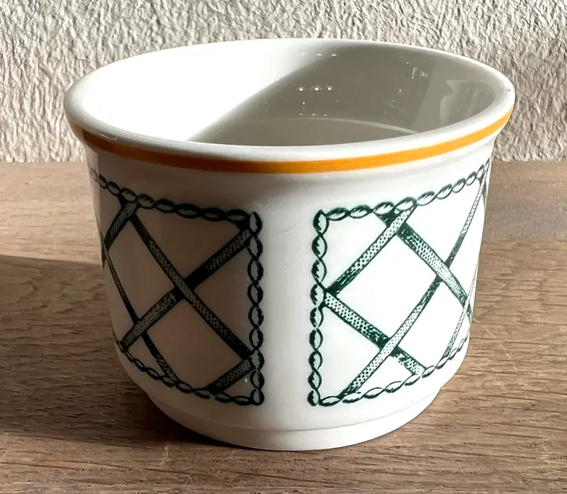 Eierdop - Villeroy & Boch - décor BASKET uitgevoerd in groen met oker kleurige streep