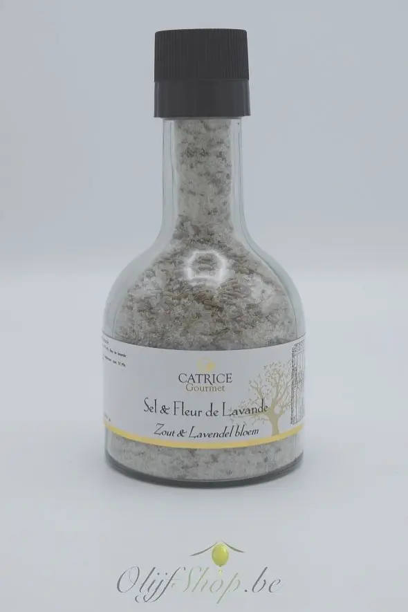 Glazen molen met grof zout en lavendel