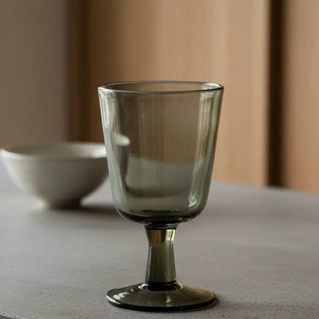 Iced-Tea Glas op voet - donker grijs