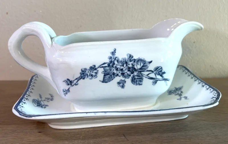Juskom / Sauskom - Petrus Regout - decor MEIBLOEM met rechthoekige vaste onderschaal uitgevoerd in blauw