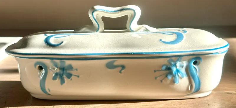 Kammenbak - Societe Ceramique Maestricht - model OCTOGONE - décor in relief, ingekleurd azuurblauw