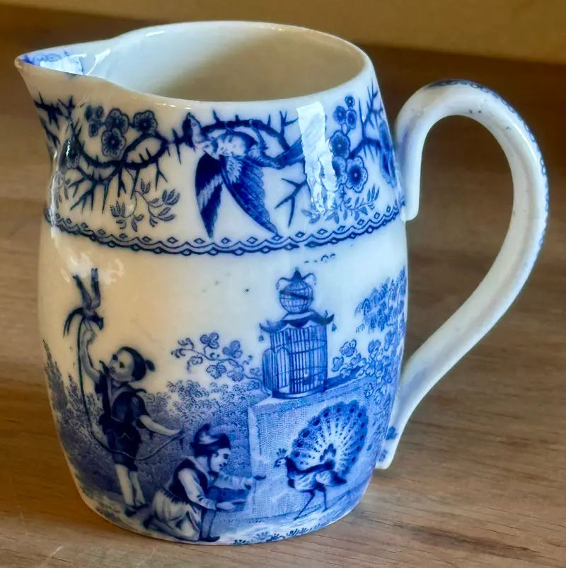 Kan / Melkkan - gemerkt met een A. - décor met Chinese kinderen/pauw/paradijsvogel ea. - blauw/wit transferware