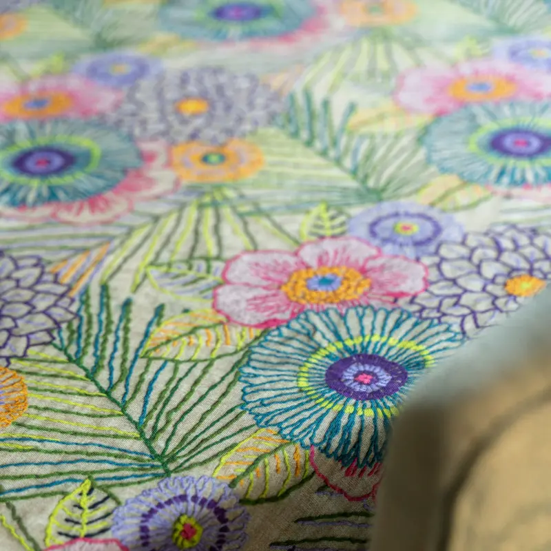 Katoenen tafelkleed Dalia met geborduurde bloemen, kies je formaat (ook rond en als tafelloper)