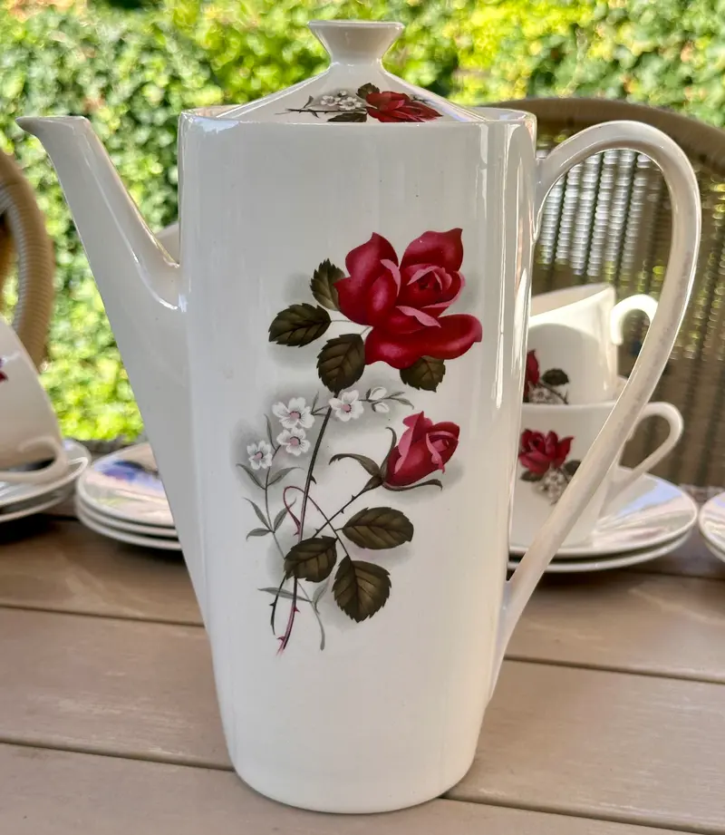Koffiekan / Koffiepot - Boch Frères - décor POMPADOUR met rode rozen en witte bloemetjes - vorm VEDETTE