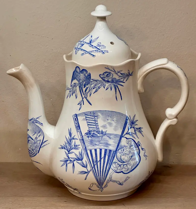 Koffiekan / Koffiepot - ongemerkt maar waarschijnlijk Nimy - décor uitgevoerd in blauw met soort orientaalse afbeeldingen