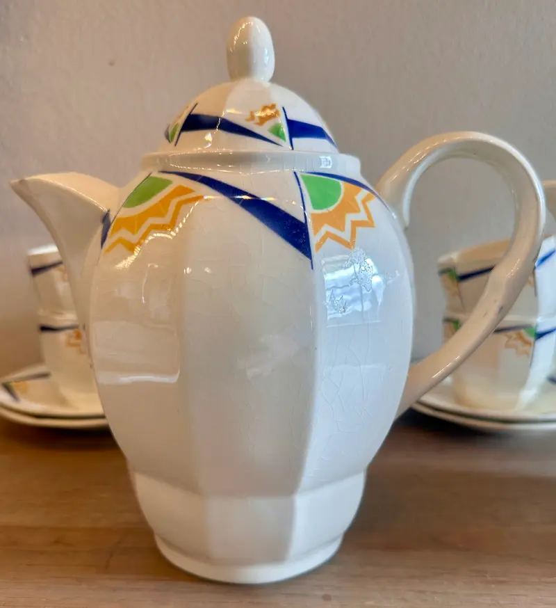 Koffiepot - Boch B.F.K - vorm BRUXELLES-A-PANS - uitgevoerd met geometrische figuren in blauw, groen, geel-oranje