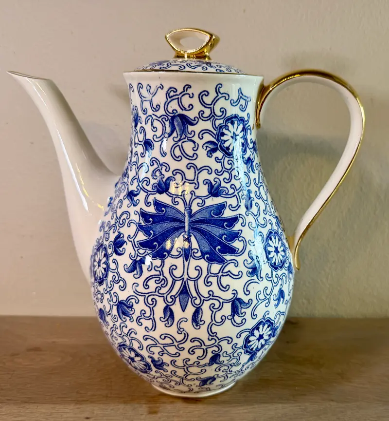 Koffiepot - Boch Frères Kéralux - décor BRETAGNE uitgevoerd in blauw met goudkleurig biesje - vorm VERSAILLES