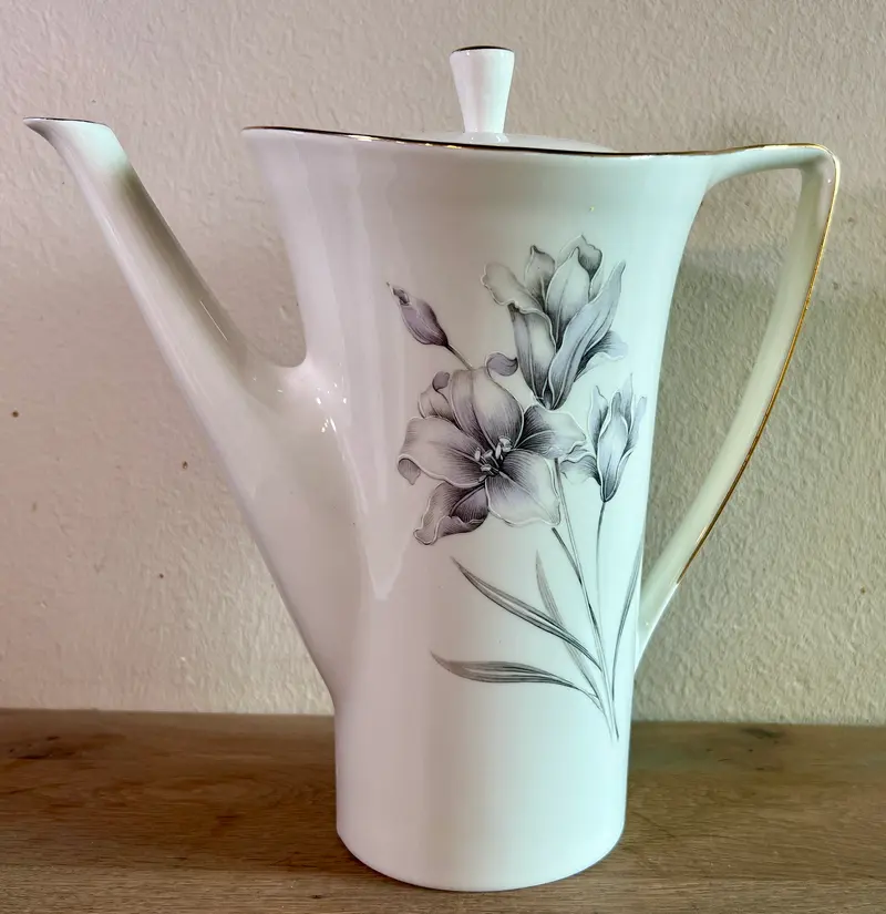 Koffiepot - Boch Porcelaine - uitgevoerd in wit porselein met een decor van bloemen in grijs/lila en goudkleur randen