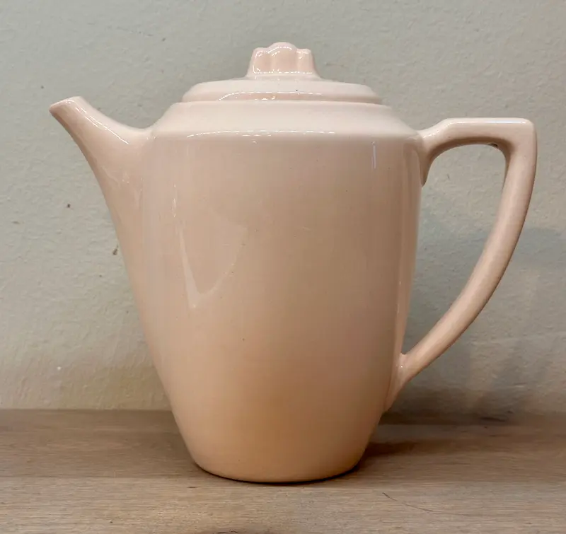 Koffiepot - kleiner model - Digoin Sarreguemines - volledig uitgevoerd in roze/zalmroze - ca. 1920-1930