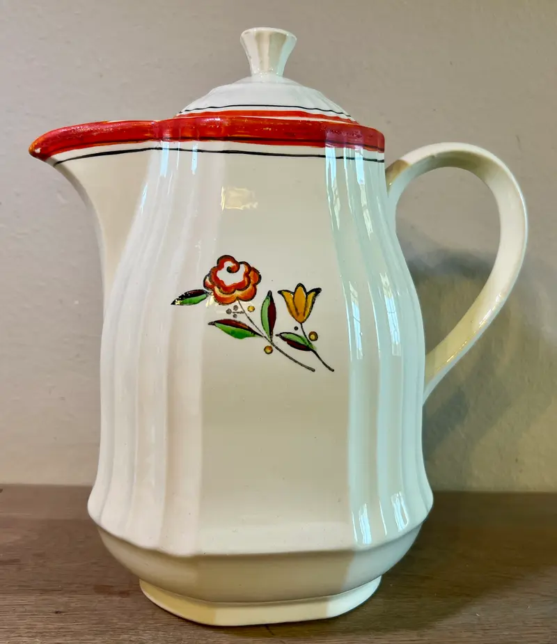 Koffiepot / Koffiekan - Boch Freres - uitgevoerd in decor met bloemetjes en oranjekleurige accenten