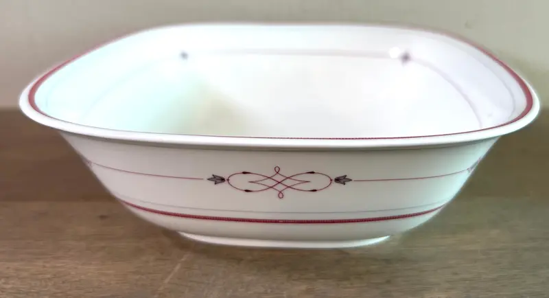 Kom / Aardappelschaal / Saladeschaal - vierkant model - Villeroy & Boch - porselein servies gemaakt tussen 1980 en 2005 - décor ARAGON in gestileerd rood/roze