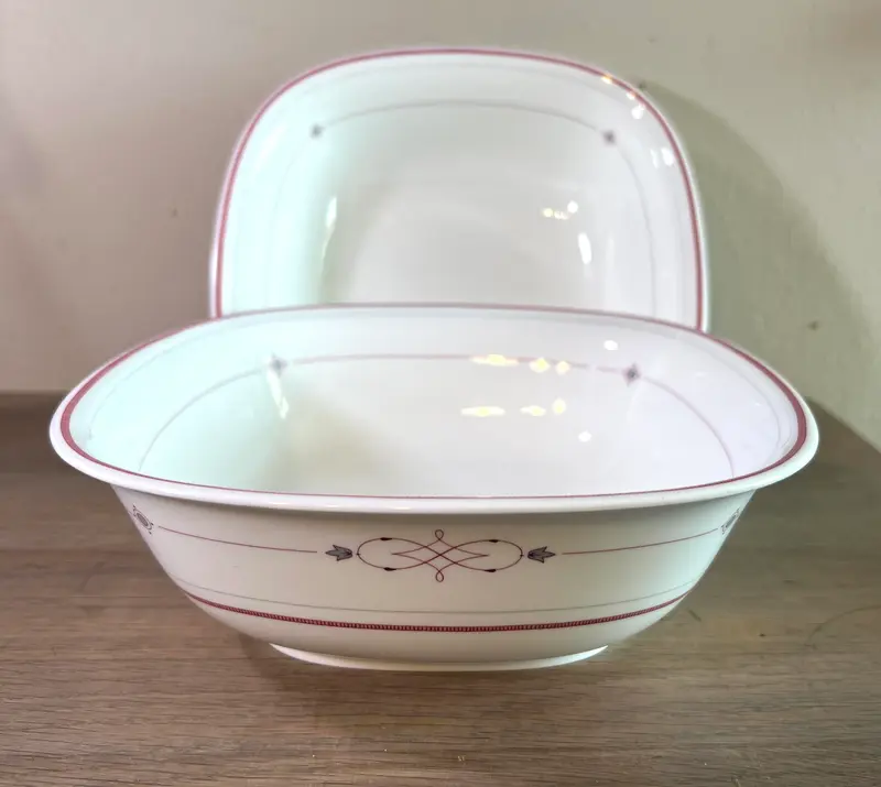 Kom / Aardappelschaal / Saladeschaal - vierkant model - Villeroy & Boch - porselein servies gemaakt tussen 1980 en 2005 - décor ARAGON in gestileerd rood/roze