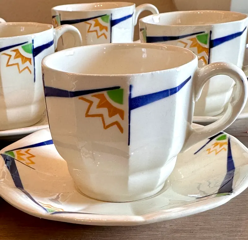 Kop en schotel - Boch B.F.K - vorm BRUXELLES-A-PANS - uitgevoerd met geometrische figuren in blauw, groen, geel-oranje