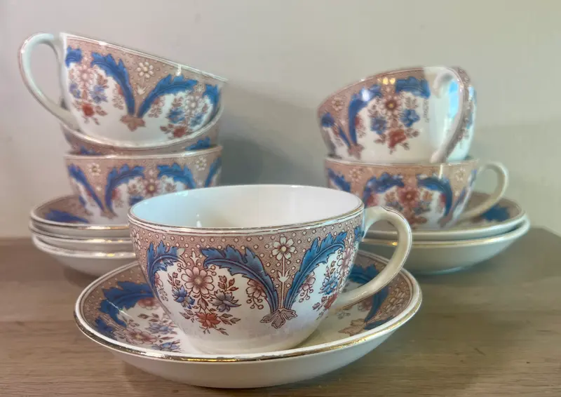 Kop en schotel - groter model - Sarreguemines - uitgevoerd met bloemendecor in meerkleuren