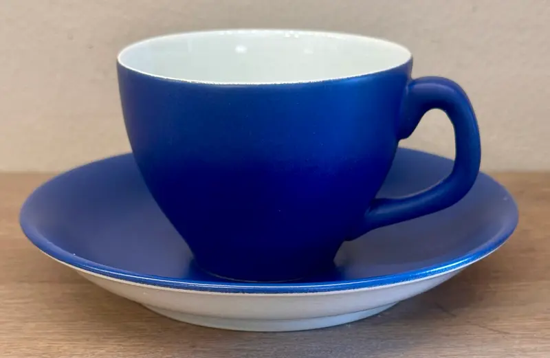 Kop en schotel - Koninklijke Goedewaagen Holland - uitgevoerd in mat donkerblauw met glad wit - FIESTA blue sky