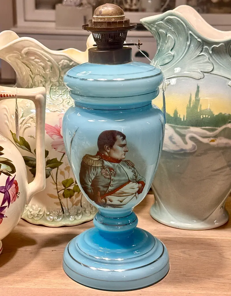 Lampenvoet / Olielamp (lampenglas ontbreekt) - opaalglas in azuurblauw met afbeelding van Napoleon