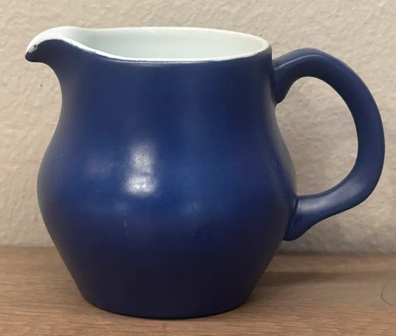 Melkkan - Koninklijke Goedewaagen Holland - uitgevoerd in mat donkerblauw met glad wit - FIESTA blue sky servies