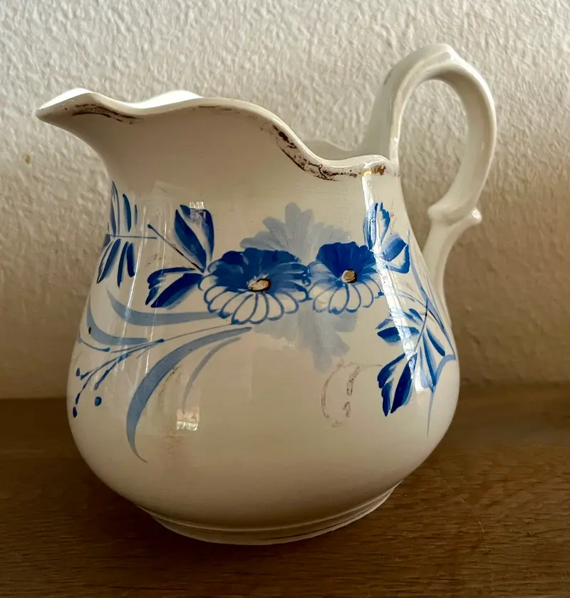 Melkkan - Nimy - Mouzin Lecat - décor met blauw gekleurde bloemen