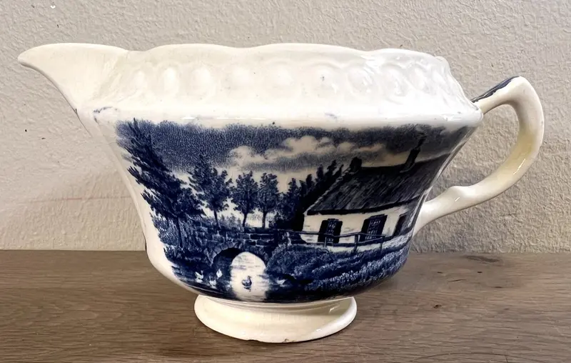 Melkkan - Societe Ceramique Maestricht - décor BOERENHOEVE uitgevoerd in blauw