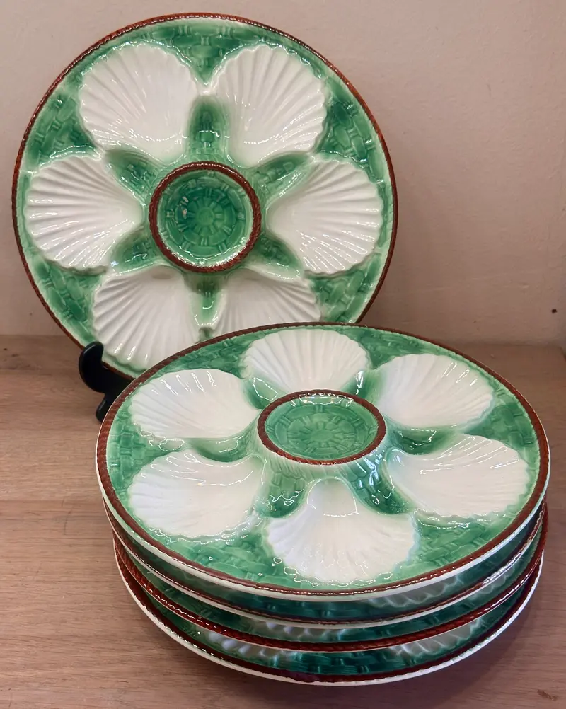 Oesterbord - niet gemerkt maar Longchamp - uitgevoerd in majolica/barbotine in groen, crème en bruine kleur