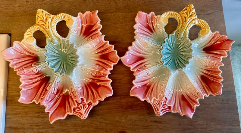 Oesterbord / Oysterplate - ongemerkt - uitgevoerd in majolica/barbotine met roze/groen/gele kleur