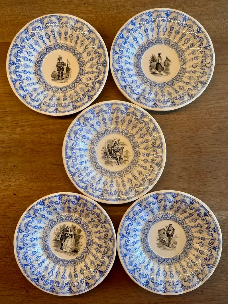 Onderschotel / Schotel - ongemerkt maar Boch - decor SUJETS ROMANTIQUES et HISTORIQUES uitgevoerd in blauw/wit/zwart