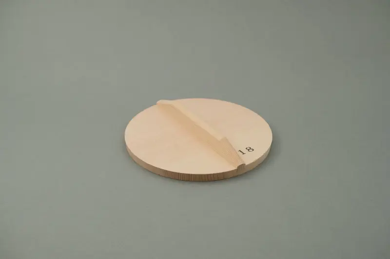 Otoshibuta drop lid made of tōhi spruce 18
