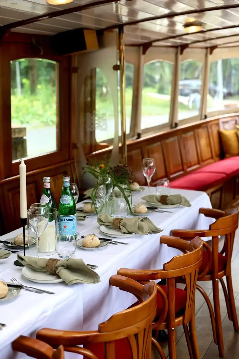 Sab's Deli - Dining op locatie