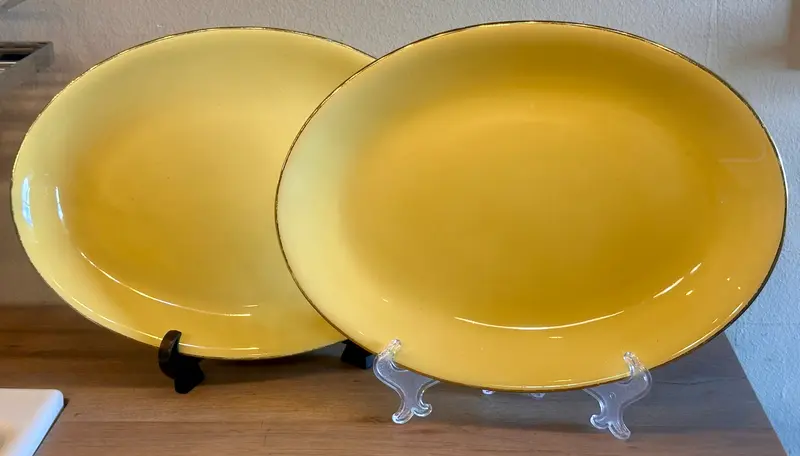 Schaal / Bord - ovaal, laag, model - Keralux Boch Freres - model VERSAILLES (1956-1958) - uitgevoerd in okergele kleur