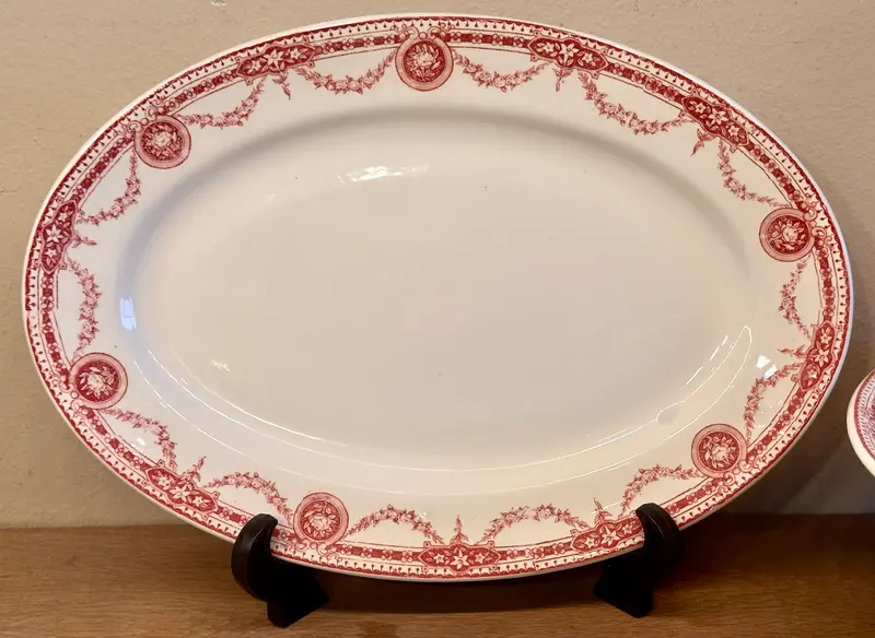 Schaal / Bord - ovaal, plat, model - Boch - décor PERICON uitgevoerd in rood
