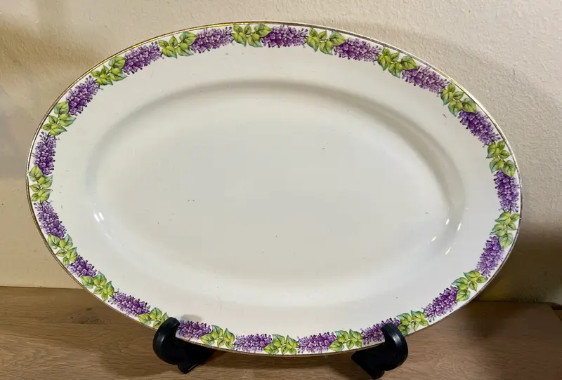Schaal / Bord - ovaal, plat, model - Boch - décor van lila seringen en groene blaadjes met een goudkleurig randje