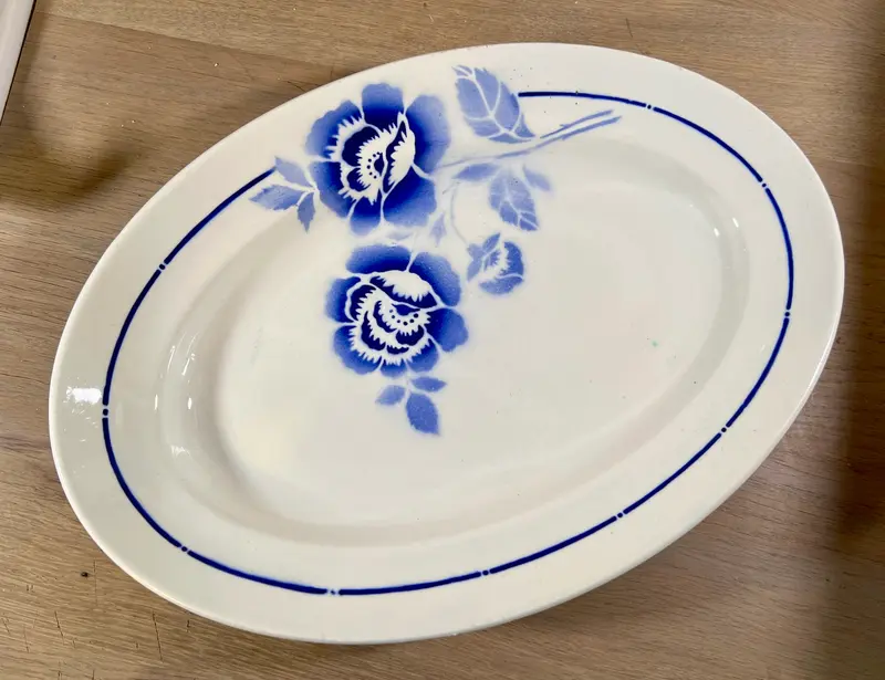 Schaal / Bord - ovaal, plat, model - St. Amand - décor 216 van klaprozen in blauw spuitdecor