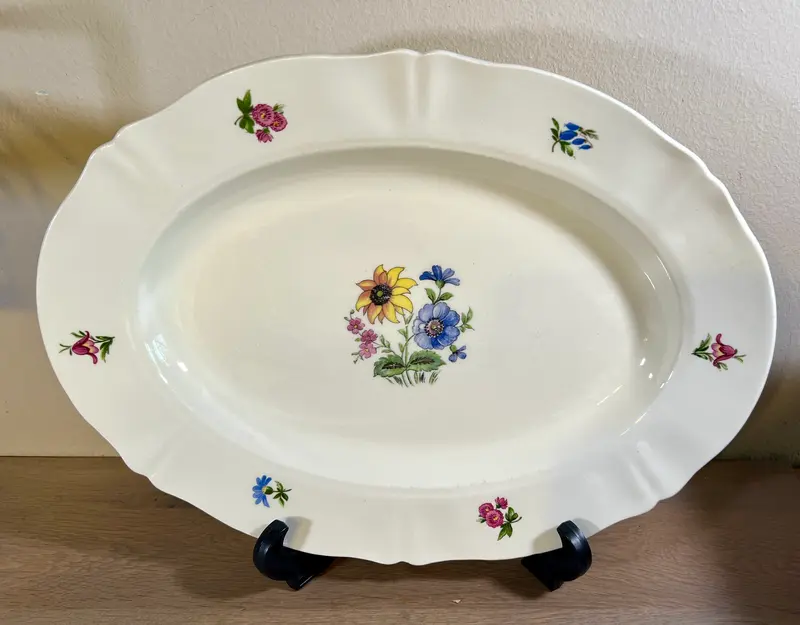 Schaal / Bord - plat, ovaal, model - Petrus Regout - décor (decalcomanie) van blauwe, gele en roze bloemen