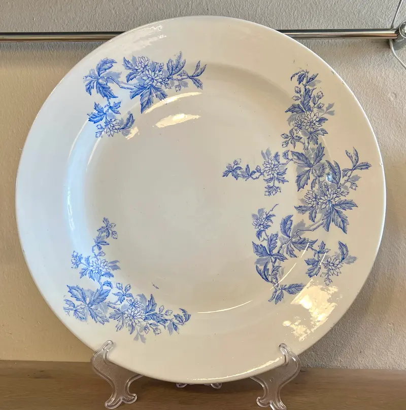 Schaal / Serveerschaal - plat, groot rond, model - Societe Ceramique Maestricht - décor AURORE uitgevoerd in lichtblauw