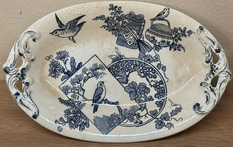 Schaaltje - kleiner, ovaal, model op lage voet - B.F.K (Boch Frères Kèramis) - décor JAPON met vogeltjes uitgevoerd in blauw
