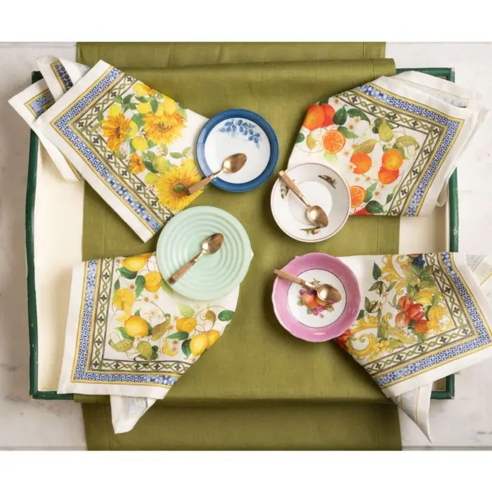 Set van 4 verschillende linnen servetten Amalfi met citroenen, sinaasappels en zonnebloemen