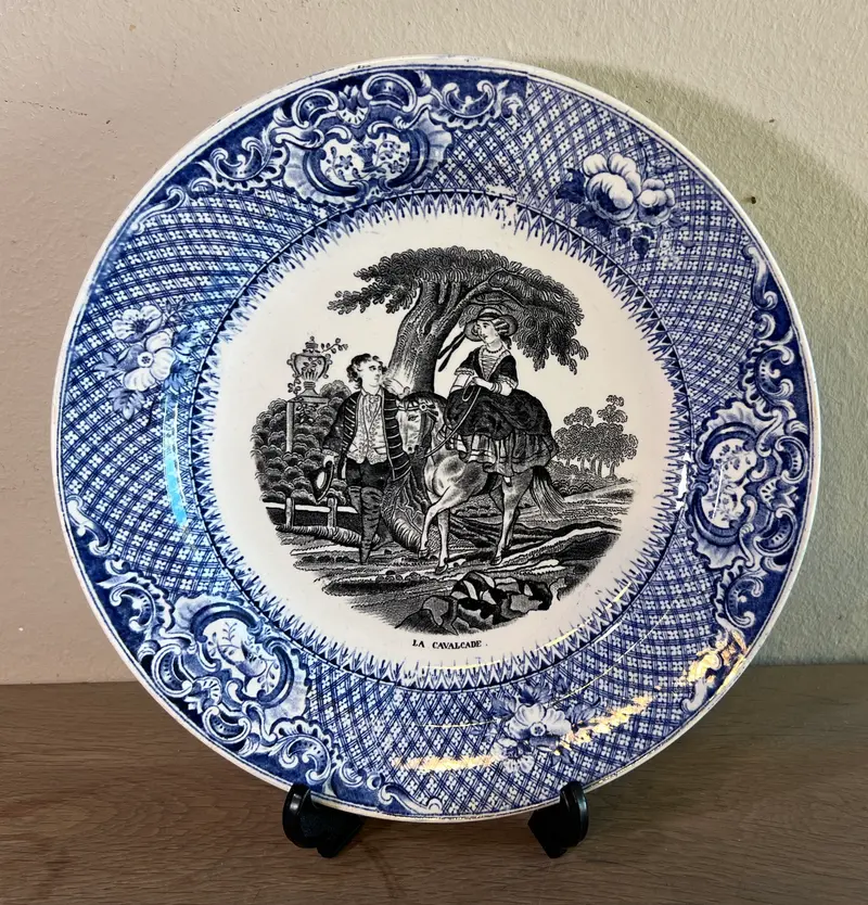 Sierbord / Dessertbord - J.B. Cappellemans ainé Jemmapes - decor SUJETS CHAMPĒTRE 'La Cavalcade' in zwart/wit met blauw/witte rand