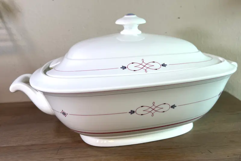 Soepterrine / Terrine - met deksel - Villeroy & Boch - porselein servies gemaakt tussen 1980 en 2005 - décor ARAGON in gestileerd rood/roze