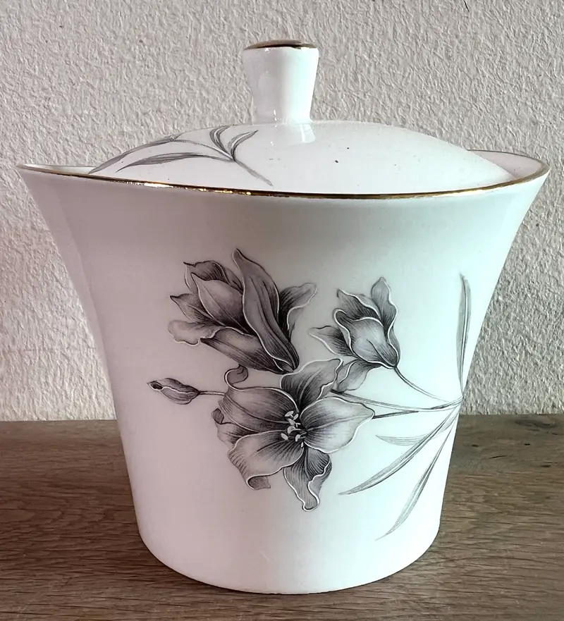 Suikerpot - Boch Porcelaine - uitgevoerd in wit porselein met een decor van bloemen in grijs/lila en goudkleur randen