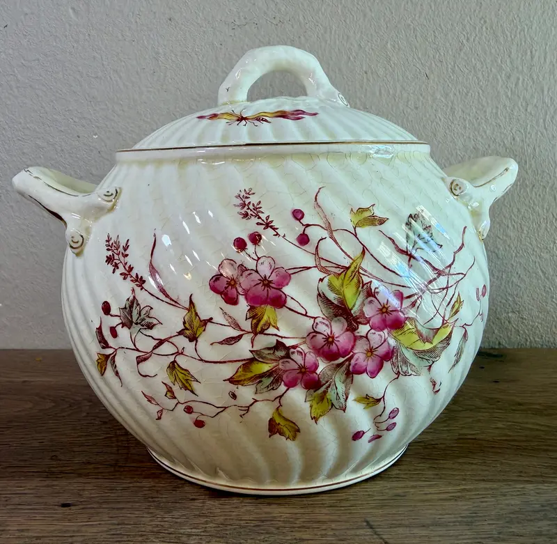 Suikerpot - groter model - Societe Ceramique Maestricht - décor 86(?) met roze bloemetjes en getorste buitenzijde