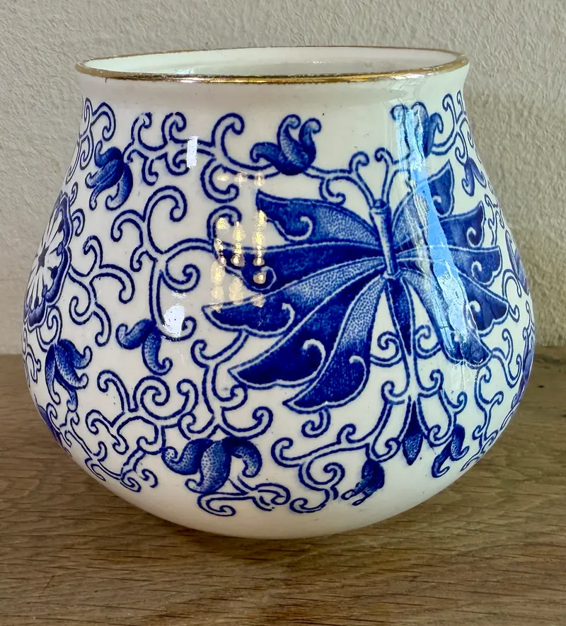 Suikerpot - zonder deksel - Boch Frères Kéralux - décor BRETAGNE uitgevoerd in blauw met goudkleurig biesje - vorm VERSAILLES