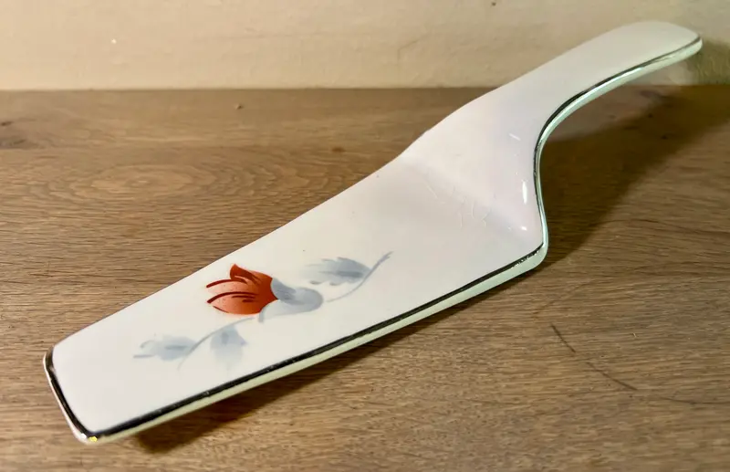 Taartschep - ongemerkt - décor met grijs/witte bladeren en een rood/paarse bloem