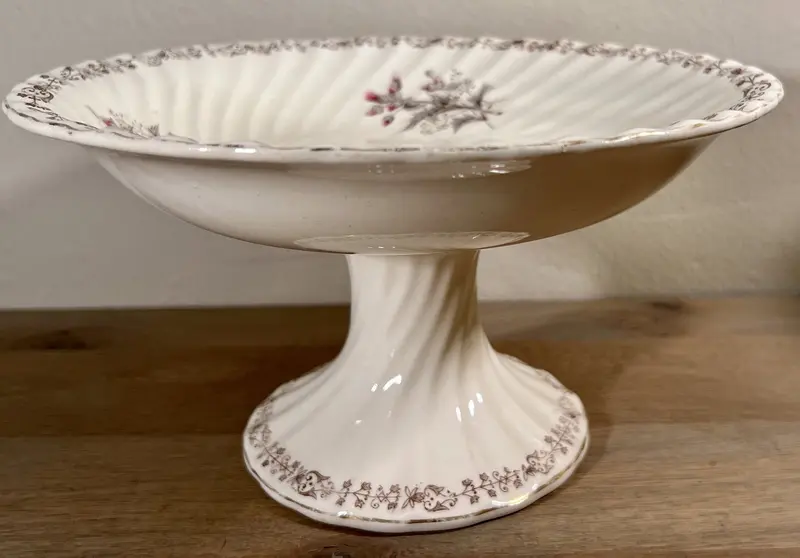 Tazza / Fruitschaal op hoge voet - Petrus Regout ca. 1885 - décor in grijs/bruin met rood/roze bloemetjes